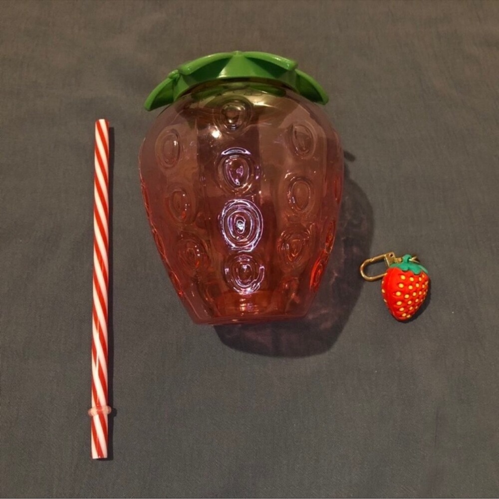 New Red Clear Plastic Strawberry Design Drinking
Tumbler With Straw & Key Chain - Picture 10 of 14